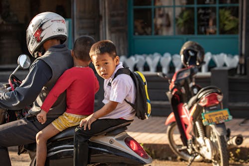 Bé đội mũ bảo hiểm an toàn