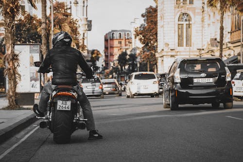 Mũ bảo hiểm lưỡi trai thời trang trên xe máy